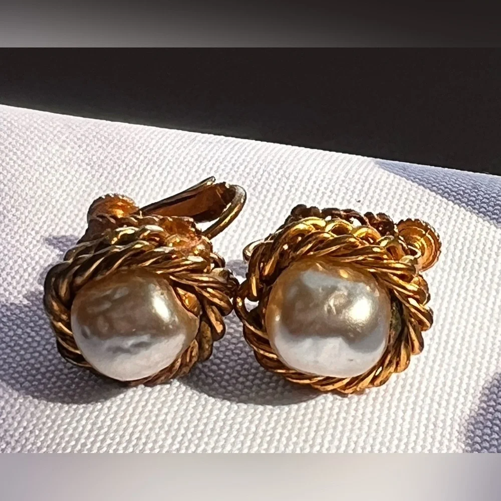 Miriam Haskell | Signed Vintage Pearl Clip screw  On Earrings - Very Rare …